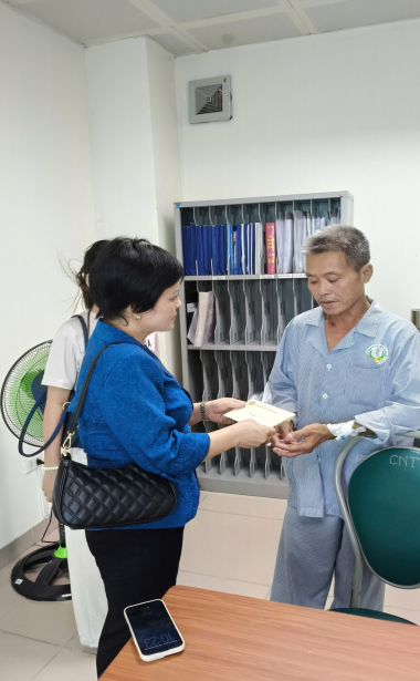 Gia đình chị Đỗ Thị Thu Trang trao tặng